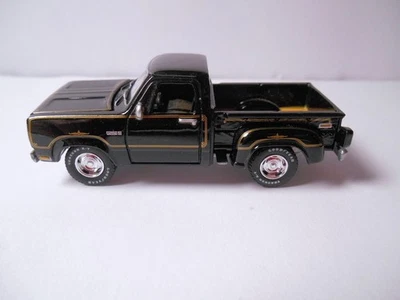 Camioneta pickup Dodge Warlock 1978 clásica negra de Johnny Lightning Foto 1 de 4