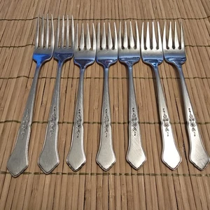 STAINLESS BY ONEIDA ASHMORE FLATWARE - 5 SALAD & 2 DINNER FORKS - USA - Picture 1 of 1