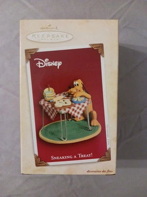 Ornamento de Natal Hallmark Keepsake "Pluto Sneaking a Treat" Disney 2004  - Imagem 1 de 4