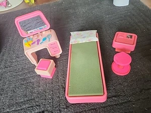 1978 Barbie TRAUMHAUS Waschtisch & Sitz, Bett & Tisch Puppe + Zubehör Top Fund! - Bild 1 von 7