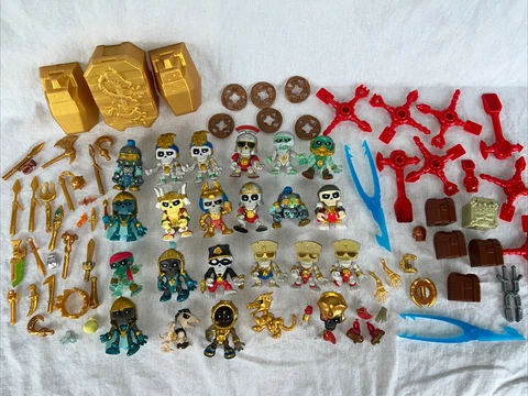 TREASURE X LOT of 22 Figures + Accessories and Weapons Moose Toys Cover