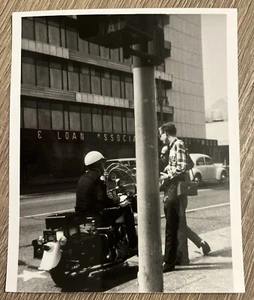 Vintage Fundfoto 1965 Mann bekommt Jaywalking Ticket in Los Angeles Kalifornien  - Bild 1 von 6