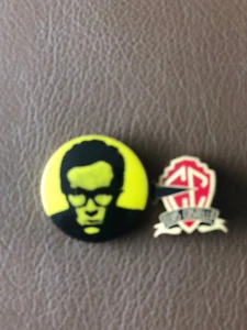 Elvis costello promo badges - Bild 1 von 1