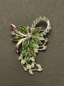 Broche Vintage Verde Lucita Estrás Floral Remolino Tono Plata Prendedor - Imagen 1 de 7