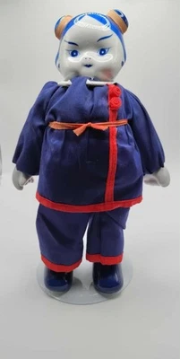Muñeca de peluche china asiática sobre soporte, cabeza de porcelana, manos y pies, vintage Foto 1 de 4