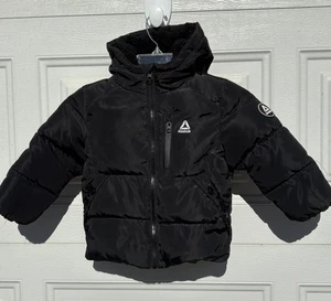 Chaqueta cálida de invierno con cremallera completa negra con capucha Reebok Puffer 2T para niños pequeños - Imagen 1 de 6