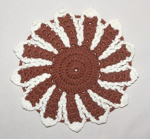 Vintage Handarbeit gehäkelt Blumenform Deckchen braun elfenbein 11" Durchmesser  - Bild 1 von 6