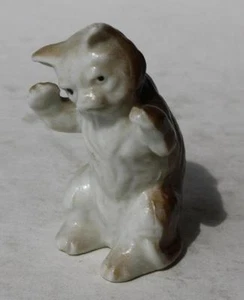 Statuina gatto gattino in piedi marrone bianco posa giocosa ceramica dipinta a mano -- - Foto 1 di 1