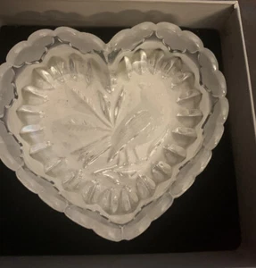 Hofbauer Byrde Collection Crystal Etched Bird Heart Shaped Trinket Dish 4 3/4” - Picture 1 of 6