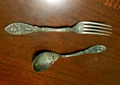 Cuchara de mesa de servir de plata Art Deco de colección y tenedor juvenil marcado 1881 Rogers Foto 1 de 4