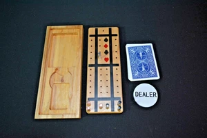 2 pc Euchre Score Board with storage for 24 cards and pegs. Includes dealer chip - Foto 1 di 11