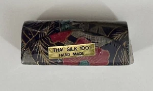100 % Thai Seide Handarbeit Lippenstift Etui Halter mit Spiegel Neu Versiegelt - Bild 1 von 2
