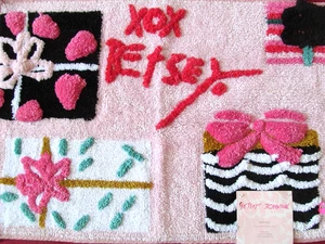 Betsey Johnson Feiertage Weihnachtsgeschenke XOX Akzent Badteppich Matte 20x30 waschbar - Bild 1 von 6