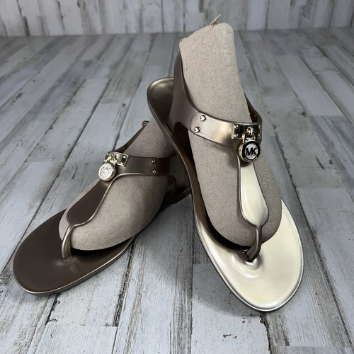 Sandali Michael Kors MK con ciondolo logo oro metallizzato cinturino a T taglia 7