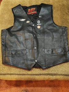 ~Hot Leathers Biker schwarze Motorrad Weste~ mit 6 Abzeichen Medaillen - Bild 1 von 5