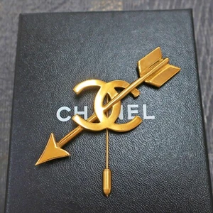 CHANEL Gold Plated CC Logos Arrow Vintage Pin Brooch #801c Rise-on - Picture 1 of 6