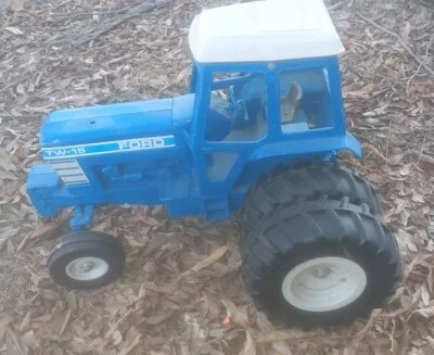 ERTL 1/12 TH SCALE TRACTOR FORD TW-15  DUAL WHEELS - Image 1 of 4