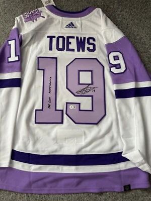 Camiseta Auténtica Firmada por Jonathan Toews Hockey Fights Cáncer Certificado de Autenticidad Beckett BAS Foto 1 de 4