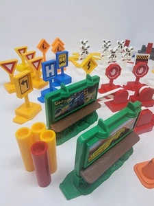 Lote de accesorios para señalización de cruces y edificios Fisher-Price GeoTrax - Imagen 1 de 8