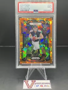 2023 Panini Prizm - WILL LEVIS ROOKIE ORANGE ICE #397 PSA 9 Mint - Foto 1 di 3