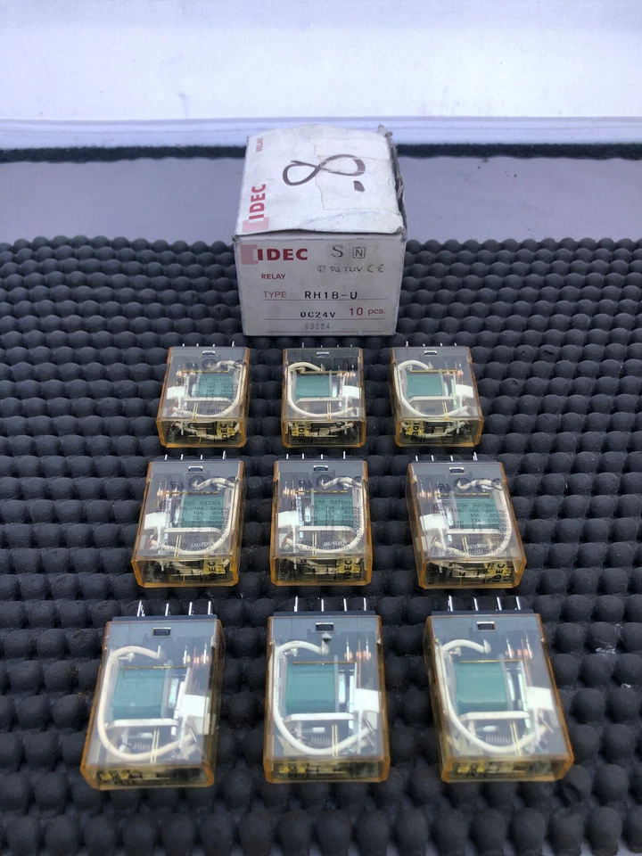Relé 9 IDEC RH1B-4 AC24V | Nuevo Foto 1 de 1