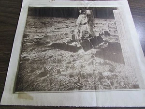 ASTRONAUT EDWIN ALDRIN DEPLOYS THE SEISMETER - UPI TELEPHOTO LXP073121 - Picture 1 of 1