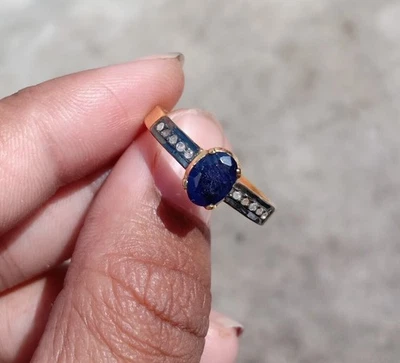 Anello in argento sterling 925 con zaffiro blu placcato oro e pavè di diamanti - Immagine 1 di 3