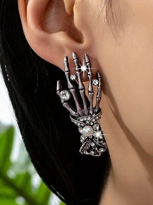 Gothic/Punk/ Skeletthand-Ohrstecker mit Strass- und Perlenakzenten  NEU & OVP - Bild 1 von 4