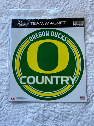 Oregon Ducks Country Team Magnet Green and Yellow 7.75" Round, Brand New Cover