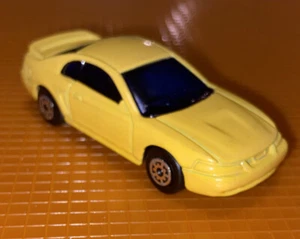 Vintage Maisto 1999 Ford Mustang Raro Giallo Originale Vecchia Auto Spedizione Gratuita ++++ - Foto 1 di 6