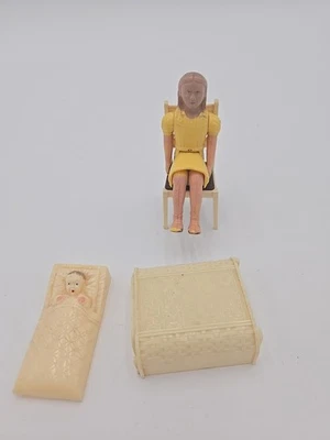 Lote De 4 Piezas Figuras Familiares Casa De Muñecas Renwal Años 50 De Colección Silla Bebé Mujer Foto 1 de 4
