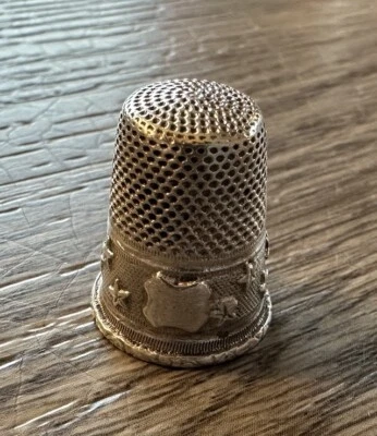 Dé à coudre ancien - argent massif - Photo 1/4