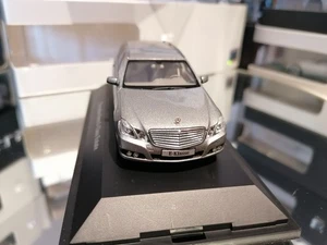 Schuco 1/43 Mercedes Classe E W212 T Model Palladium silver box dealer edition - Foto 1 di 9