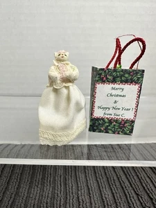 VTG OOAK Handmade Miniature Dollhouse Cat Christening Dress Present - Afbeelding 1 van 8