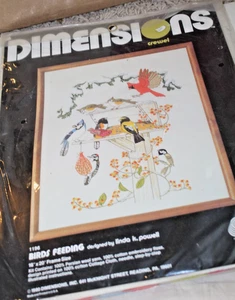 Dimensions Crewel Stickpackung: Birds Feeding by Linda Powell #1196 Neu - Bild 1 von 2