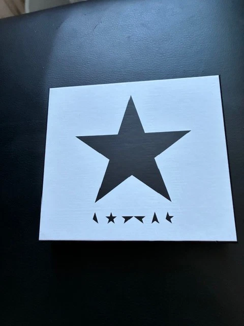 David Bowie: Blackstar (limited MM/Saturn exklusive Box inkl. Pin) CD im Digipak - Bild 1 von 3