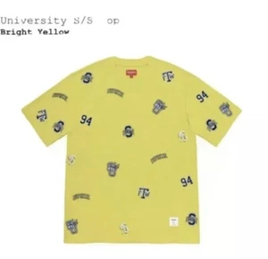 Camisa Supreme S/S University Top AMARILLA Logo Universitario Manga Corta Talla PEQUEÑA NUEVA - Imagen 1 de 4