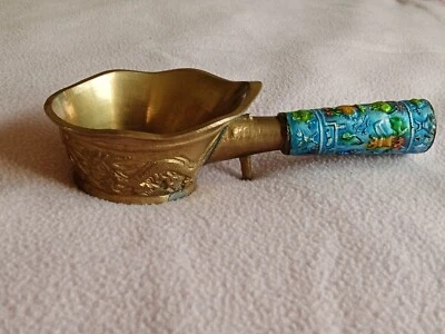 Quemador de incienso antiguo indio de latón grabado orante y mango de cerámica Foto 1 de 4