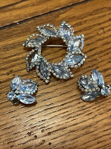 Vintage hellblau & AB Strass Brosche und Clip Ohrringe weiß - Bild 1 von 5