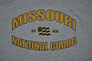 Camiseta Grande Missouri Estado Guardia Nacional Ejército Militar 21,5 pulgadas Pit to Pit - Imagen 1 de 3