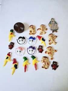 20- Vintage Magnet Lot. Googly Eyed Parrots Owl & Gingerbread Men & Jester Masks - Picture 1 of 7