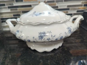 Johann Haviland BLUE GARLAND Covered Casserole Dish In Box - Picture 1 of 6