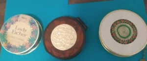 Compacts - powder puffs - Picture 1 of 6