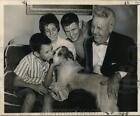 1959 Press Photo Cleo pies powitany w domu przez rodzinę George'a Sirgo.