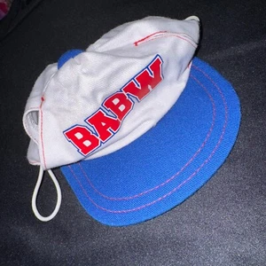 Gorra de béisbol Build a Bear Workshop BABW blanca ala azul letras rojas - Imagen 1 de 3