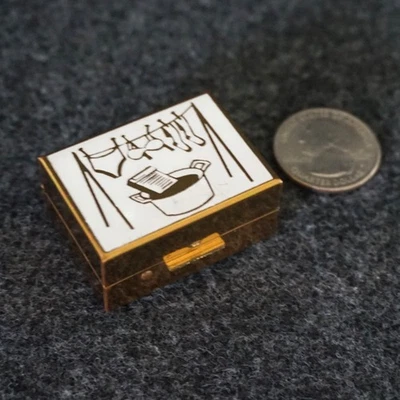 Vintage Miniature Travel Clothesline Plastic Clothespins Thread Metal Mini Box - Image 1 of 4