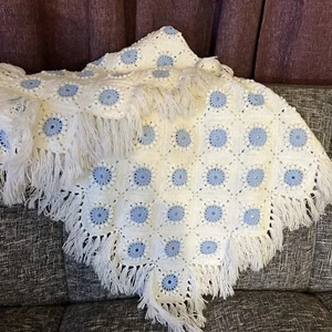 Baby blau-weiße gehäkelte Babydecke Franseneinfassung - Bild 1 von 3
