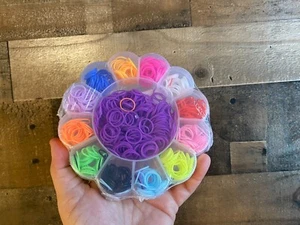 Werbeband Haarschmuck 600 Stück Bänder NEU Sortierung Kunststoffkoffer bunt Mädchen - Bild 1 von 3
