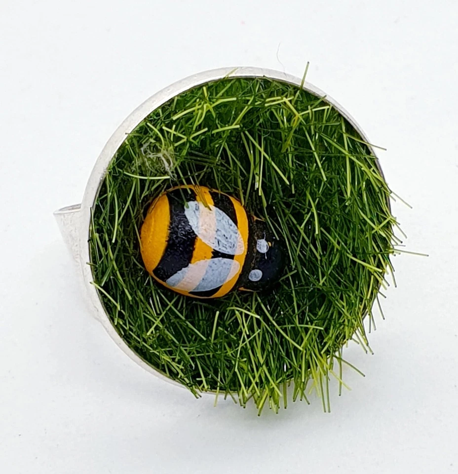 ANILLO ÚNICO ABEJA Y CÉSPED cromo CÉSPED hierba Hecho a mano BUMBLE miel NATURALEZA vida silvestre Foto 1 de 1