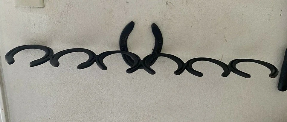 Estante para botas de herradura hecho con herraduras usadas tiene capacidad para 3 pares 27" de largo Foto 1 de 1
